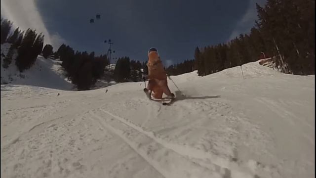 Skiing as a T-Rex in San Anton, Austria смотреть онлайн
