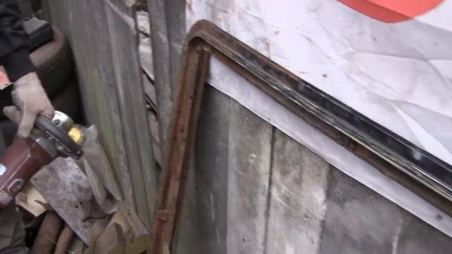 Mercedes restoration w123 230 видео 47, варим и шпаклюем крышку богажника