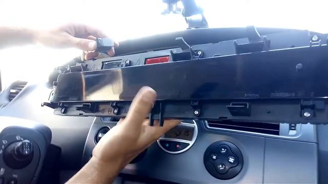 Погасла панель приборов Renault Scenic 2/2005