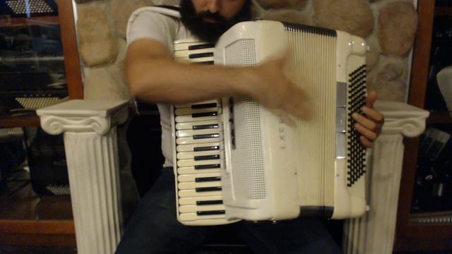 5504 - Blond Excelsior AC Piano Accordion LMMH 41 120 $2999 смотреть онлайн