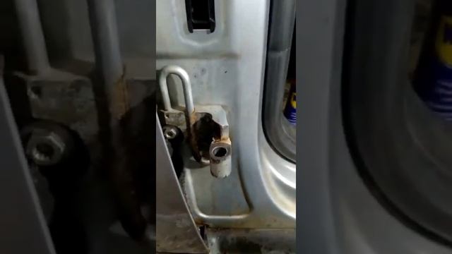 Ремонт люфта нижней петли водительской двери на Пассате В 6 смотреть онлайн