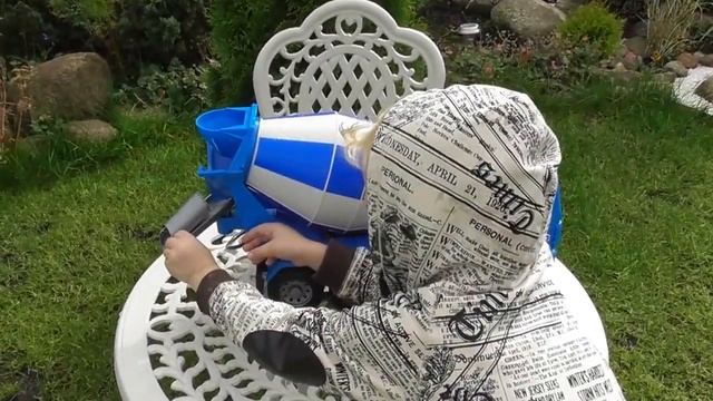 Огромная бетономешалка игрушка Распаковка Unpacking a huge cement mixer toy смотреть онлайн