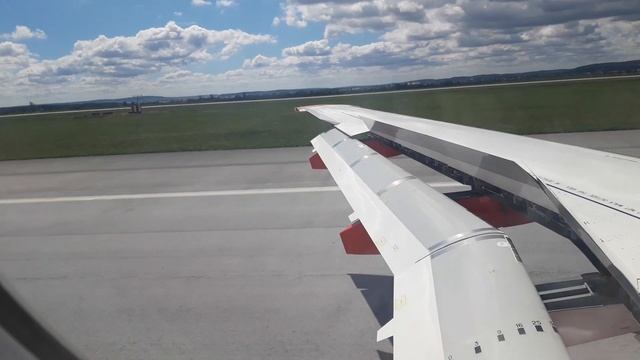 аэропорт Кольцово. посадка самолета Сухой 100. смотреть онлайн