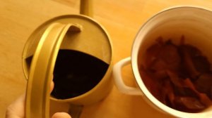 Подкормка растений отваром луковой шелухи  (после покраски яиц)