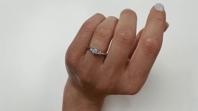 В чём отличие помолвочных и обручальных колец? / Показываем кольца на руке смотреть онлайн