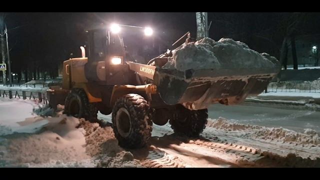 МУП "Чистота и порядок" складирует грязный снег на зеленые насаждения вместо вывоза на снегосвалку смотреть онлайн