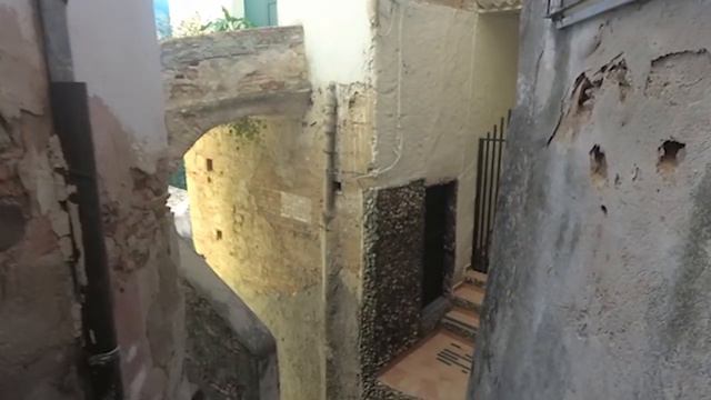 ПРОГУЛКА ПО ИТАЛЬЯНСКОМУ ГОРОДКУ. ОЧЕНЬ СТАРАЯ И СТРАННАЯ АРХИТЕКТУРА / CORIGLIANO CALABRO / ЧАСТЬ смотреть онлайн