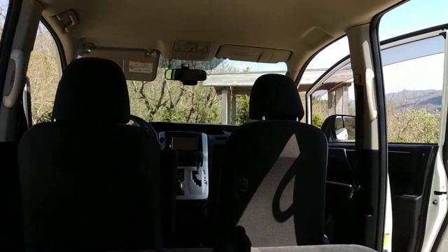 Тойота Вокси 2010 год. Задние и средние сиденья в разложенном состоянии.