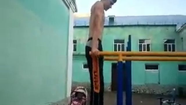 Попытки встать в стойку на брусьях смотреть онлайн