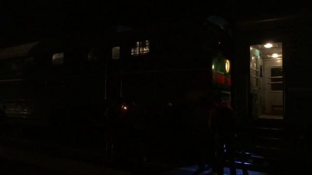 Тепловоз подцепляется к пассажирскому поезду Алма-Ата-Москва на станции Ртищево смотреть онлайн