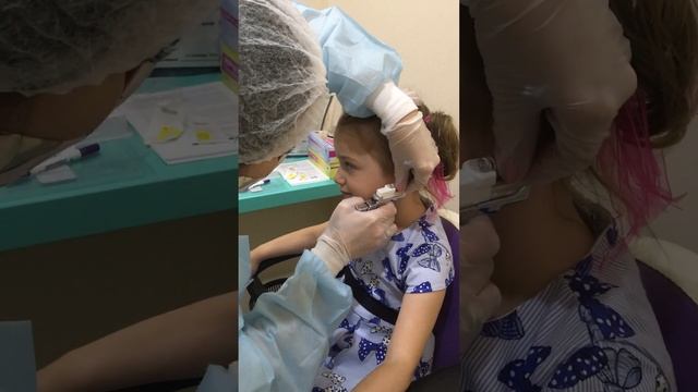 Полина Очень смелая! Проколола ушки! Ура! Поздравляем с первыми сережками!!! смотреть онлайн