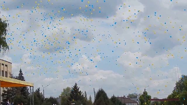 Запуск в Старобельске рекордного количества воздушных шариков в небо смотреть онлайн