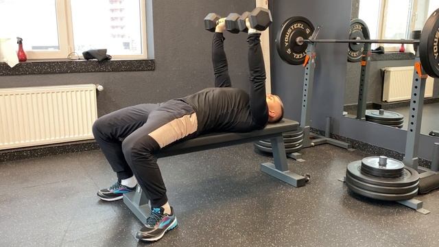 Жим гантелей лёжа. @fit_kold смотреть онлайн