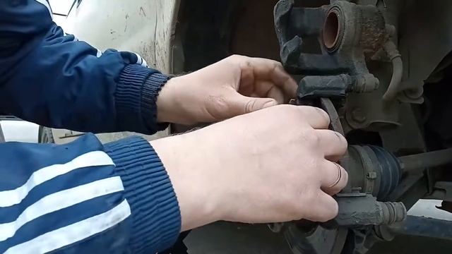 Замена передних тормозных колодок ДЭУ МАТИЗ.