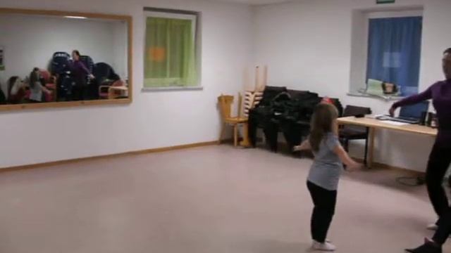 Первое занятие в танцгруппе "Карусель"- Ниттендорф. смотреть онлайн