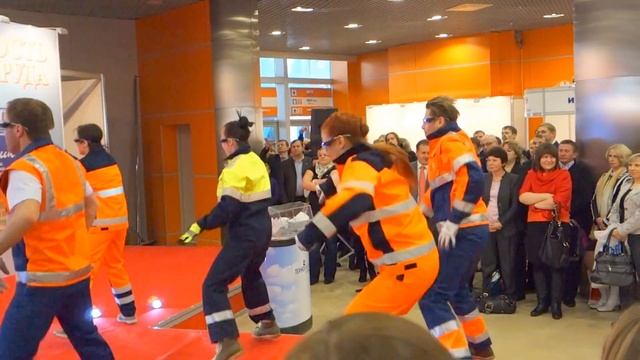 БИОТ 2012 - 1. ТехноАвиа - Убойные танцы в LED спецодежде ;) смотреть онлайн