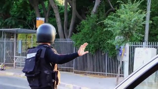 Тинейджеры прикалываются над полицией смотреть онлайн