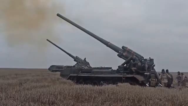 Ukrainian 2S7 Pion self propelled 203mm cannons смотреть онлайн