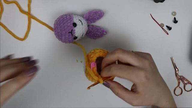 Милий плюшевий брелок-підвіска гачком. Майстер-клас плетіння гачком. смотреть онлайн