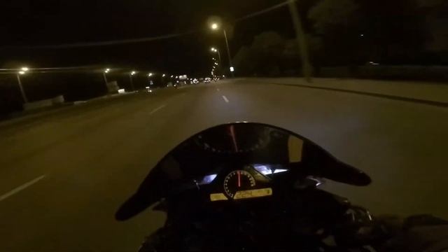 250 км/час по городу Honda cbr 600f4i vs yamaha r1как не надо ездить смотреть онлайн