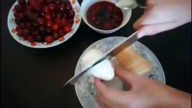 Подростки делают вишневое мороженое из белого