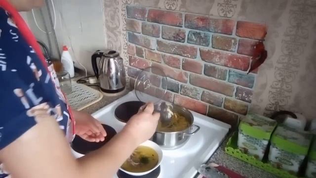 Убрала двух петухов/ Домашняя лапша / На прогулке с Дружком под музыку// смотреть онлайн