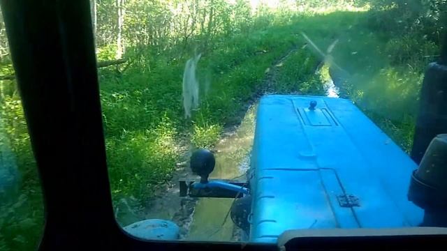 На тракторе по бездорожью от первого лица. Лес и болота | Снято на древний китайский телефон смотреть онлайн