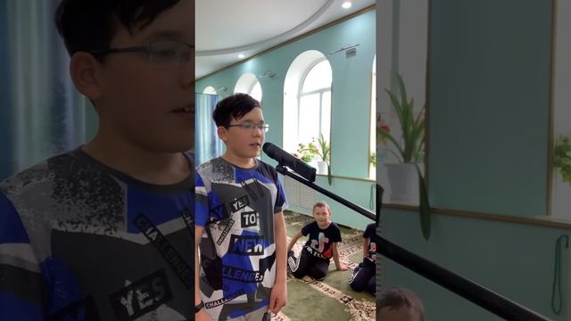 Учим детей Азану ? (уроки в мечети) смотреть онлайн