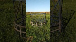 Круглая самодельная кормушка для сена .