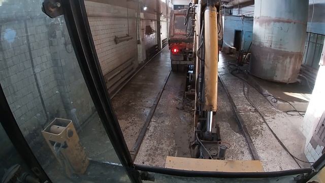 Как правильно подать сигнал самосвалу. Экскаватор-погрузчик. смотреть онлайн