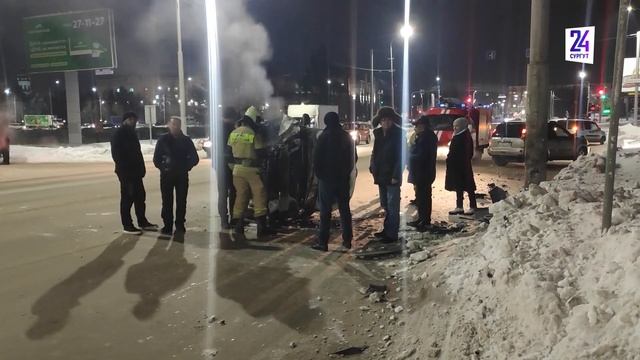 Уходил от столкновения - в Сургуте перевернулась и едва не загорелась иномарка смотреть онлайн
