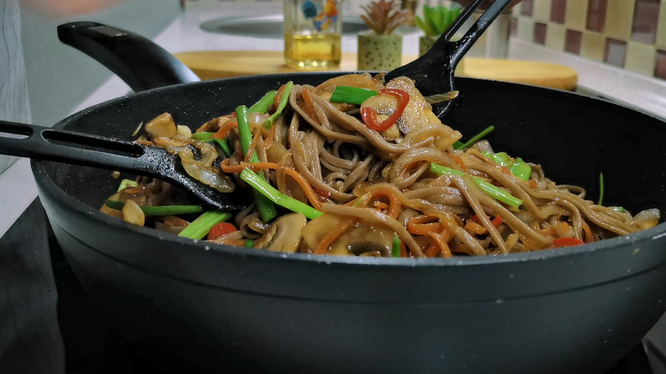 Готовлю сразу большую сковородку! И мяса не нужно, МАКАРОНЫ с грибами, вкуснейшая лапша! смотреть онлайн