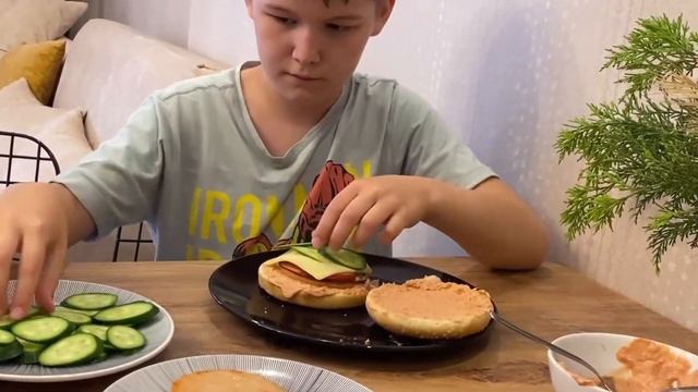 ВЕСЕЛО ГОТОВИМ БУРГЕРЫ ДОМА С ДЕТЬМИ - Простой и Вкусный Рецепт Бургеров в домашних условиях смотреть онлайн