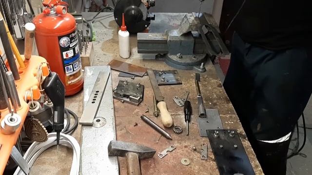 предохранительное устройство для подъемных ворот, в поднятом положении.