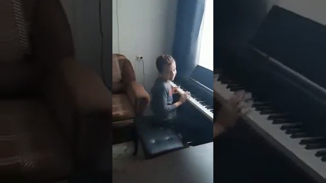 Учится играть пианино смотреть онлайн
