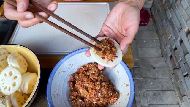 【农家的小勇】小勇夫妻合作炸藕合，金黄酥脆，肉馅饱满，一大盘看着就馋人 смотреть онлайн