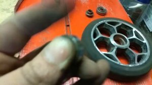 Как вытащить подшипники из колеса самоката