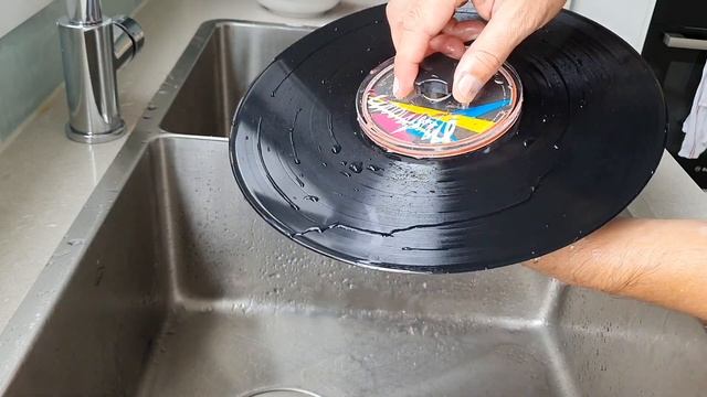 Cleaning and Restoring Split Enz True Colours Vinyl Record смотреть онлайн