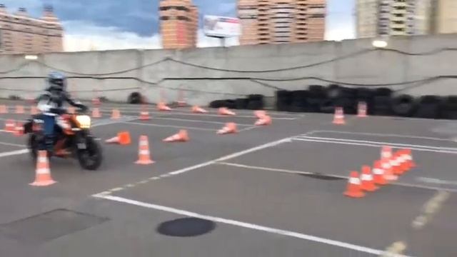 Первое катание на KTM Duke смотреть онлайн