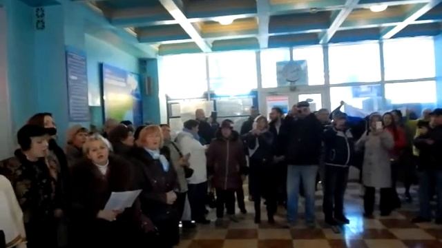 Севастополь поёт "Севастопольский вальс" и "Вечер на рейде" на автовокзале (12.12.2016) смотреть онлайн