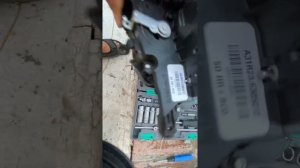 Газель Некст ЦМФ , пытаюсь отремонтировать замок на сдвижной  боковой двери , сломан рычаг верхний