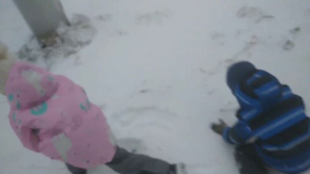 Идём домой из садика, счастливые, дети играют со снегом! Это новое видео и не забудьте подписаться! смотреть онлайн