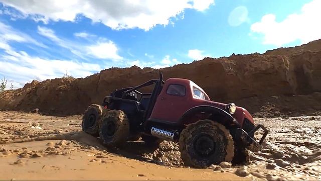 Машинки гоняют по бездорожью и в грязи