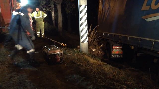 Фура на Горьковке чуть не въехала в дом смотреть онлайн