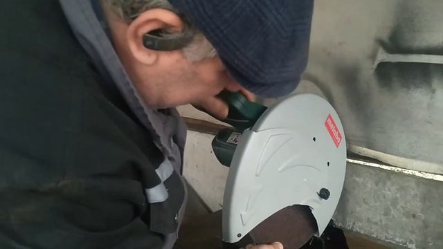 Монтажная пила. Пробую резать профтрубу. смотреть онлайн