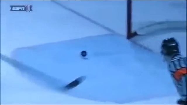 Копия видео "Хоккей игрок нереально спас ворота" смотреть онлайн