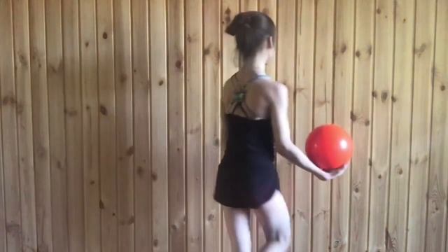 Перекат мяча по рукам (по груди, с руки на руку) в художественной гимнастике. Видео урок смотреть онлайн