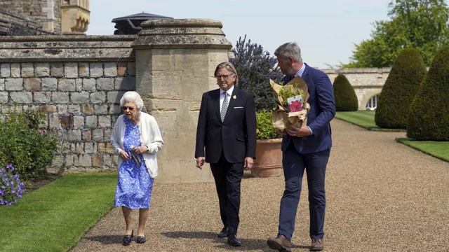 Королеве Елизавете II подарили специальный сорт роз, названный в честь принца Филиппа. смотреть онлайн
