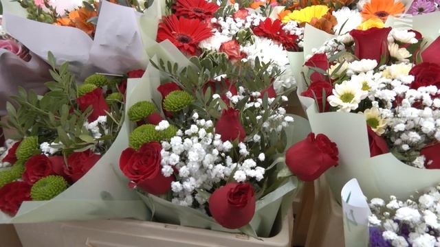 Мужчины поздравляют дам с праздником весны смотреть онлайн