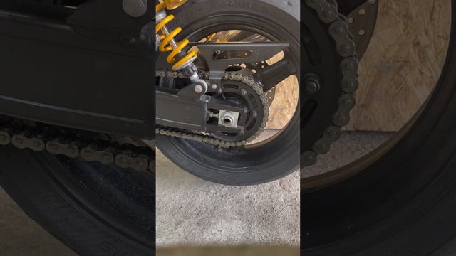 КАК СМАЗАТЬ ЦЕПЬ МОТОЦИКЛА, НЕ ИСПАЧКАВ КОЛЕСО СМАЗКОЙ смотреть онлайн